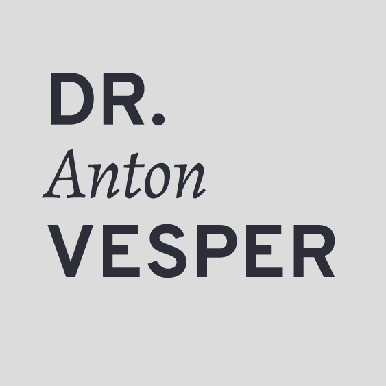 Im Logo (grau) sieht man: Kommunikationstraining, Coaching und Beratung basieren bei Anton Vesper auf seinem Doktor der sprachlichen Kommunikation, den er nach dem Studium in Cottbus und Amsterdam übrigens in Leipzig erlangt hat.