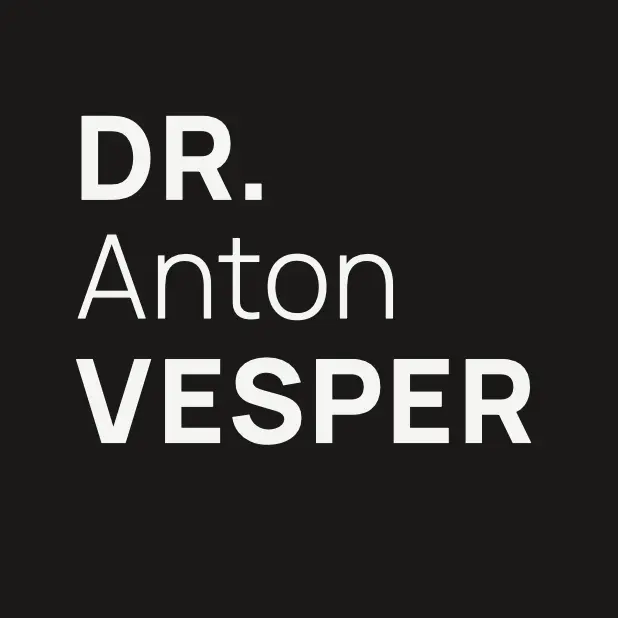 Im Logo (schwarz) sieht man: Kommunikationstrainer Leipzig, Dr. Anton Vesper. Kommunikationstraining, Coaching und Beratung basieren bei Anton Vesper auf seinem Doktor der sprachlichen Kommunikation, den er nach dem Studium in Cottbus und Amsterdam übrigens in Leipzig erlangt hat.